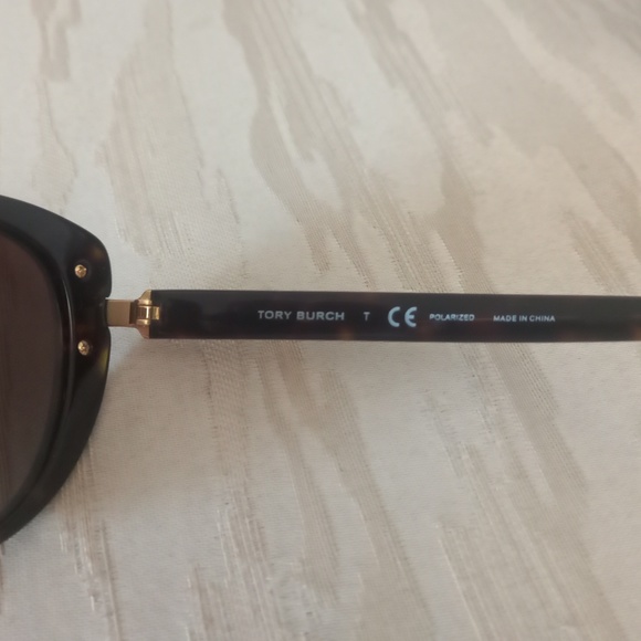 Tory Burch sunglasses with gucci case - Picture 4 of 10